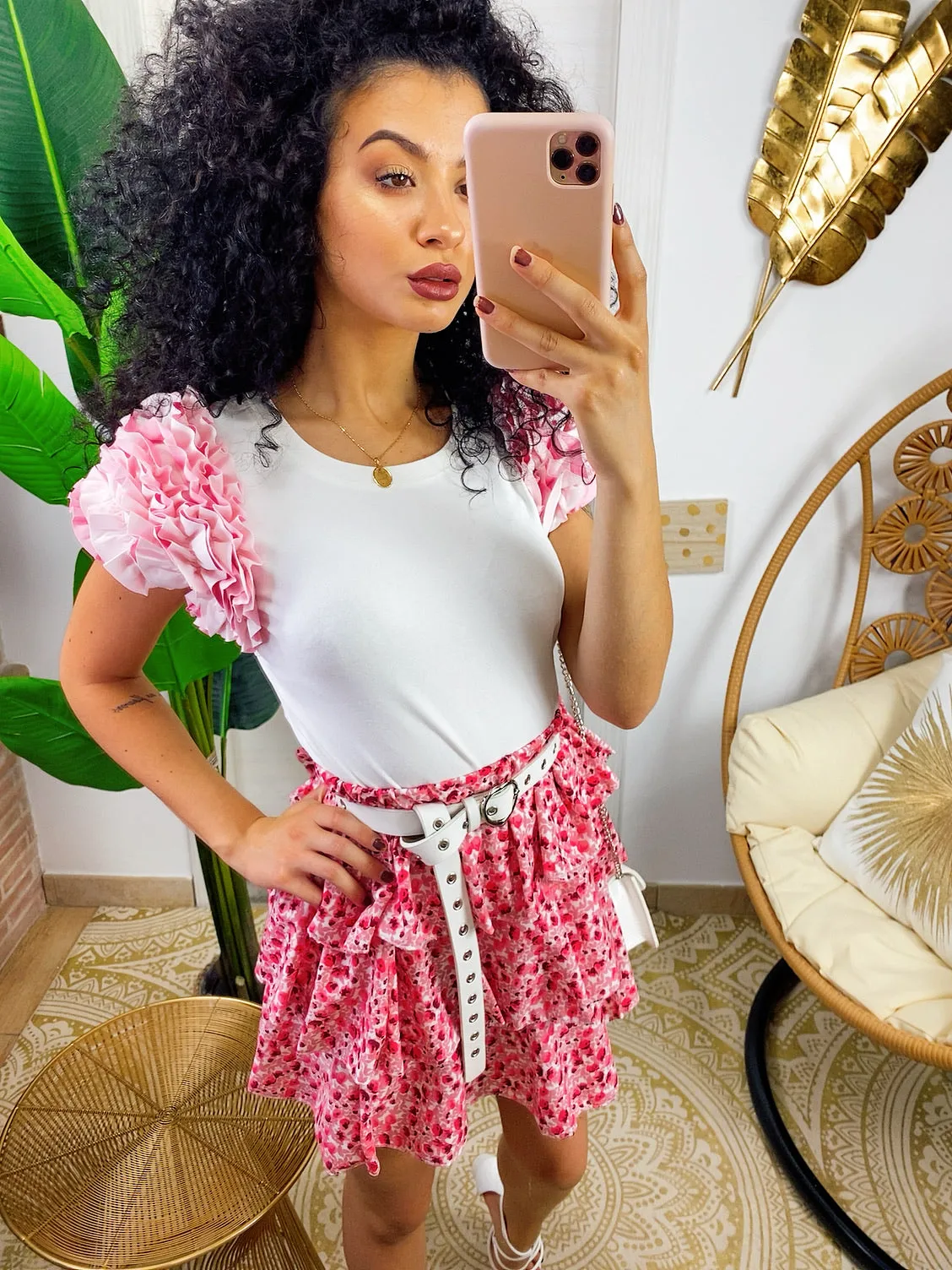 T-shirt con spalline a petali rosa