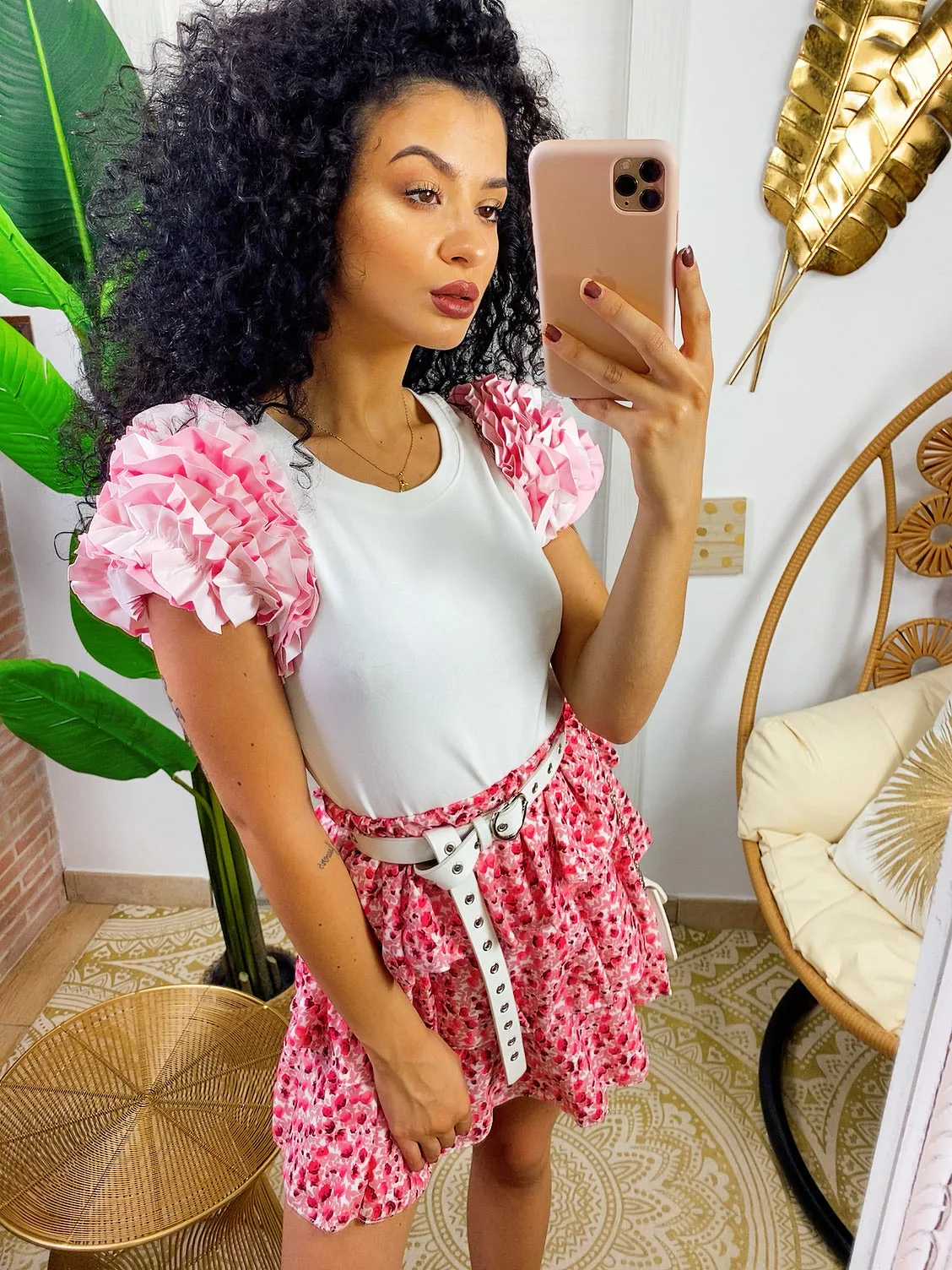 T-shirt con spalline a petali rosa
